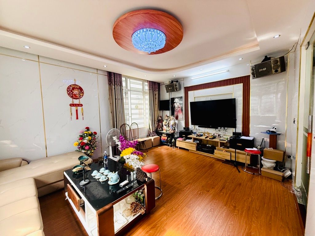 Bán nhà Quỳnh Mai - diện tích 42m2 5 tầng - lô góc, kinh doanh - giá 17,5 tỷ