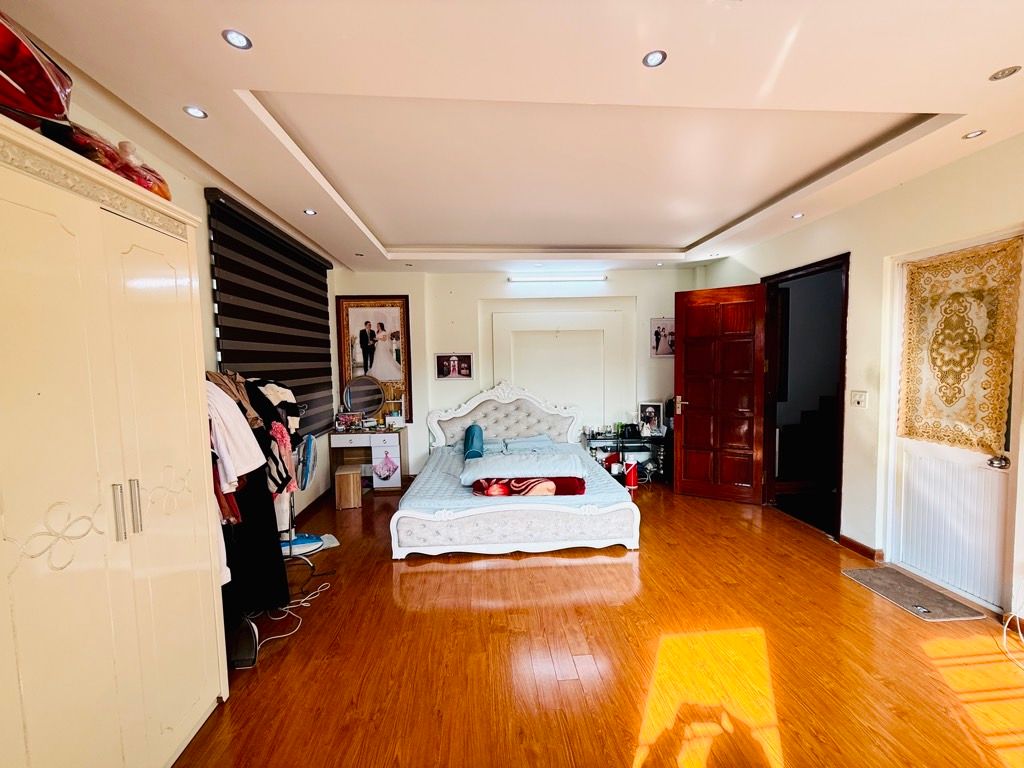 Bán nhà Quỳnh Mai - diện tích 42m2 5 tầng - lô góc, kinh doanh - giá 17,5 tỷ