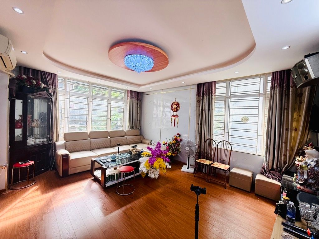 Bán nhà Quỳnh Mai - diện tích 42m2 5 tầng - lô góc, kinh doanh - giá 17,5 tỷ
