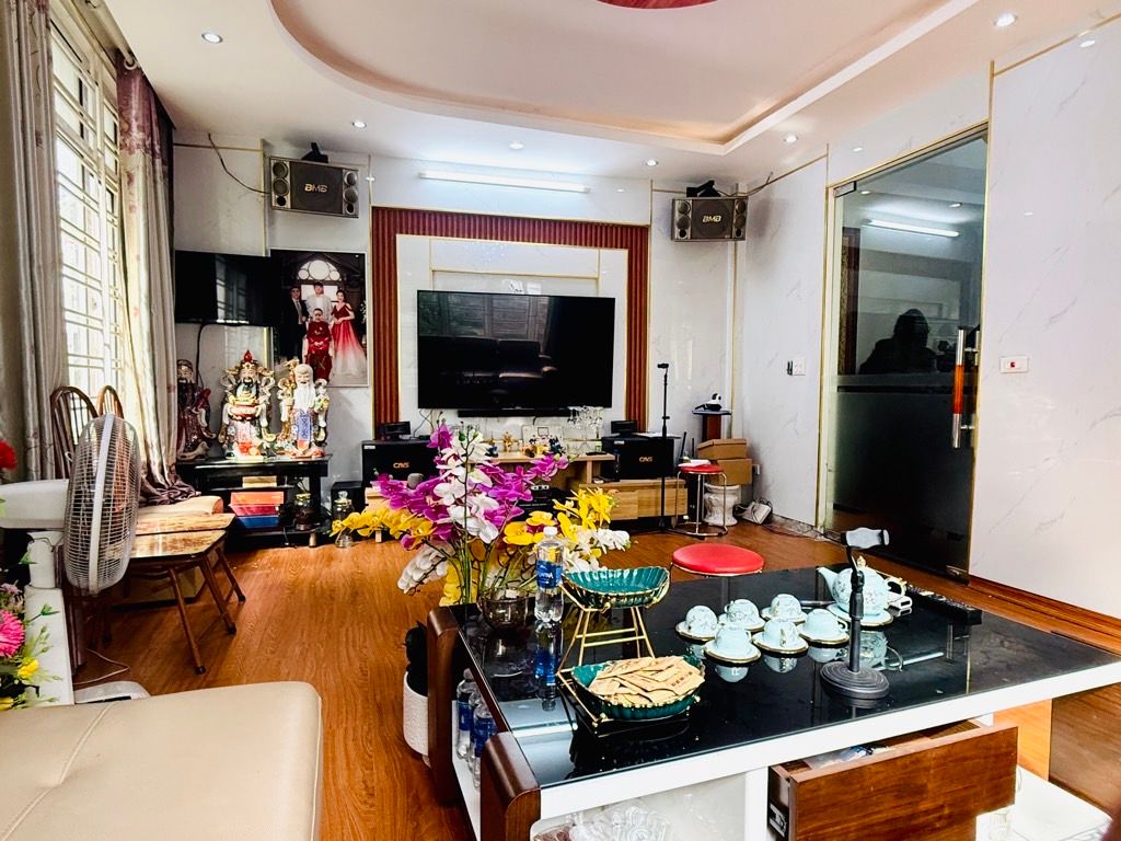 Bán nhà Quỳnh Mai - diện tích 42m2 5 tầng - lô góc, kinh doanh - giá 17,5 tỷ