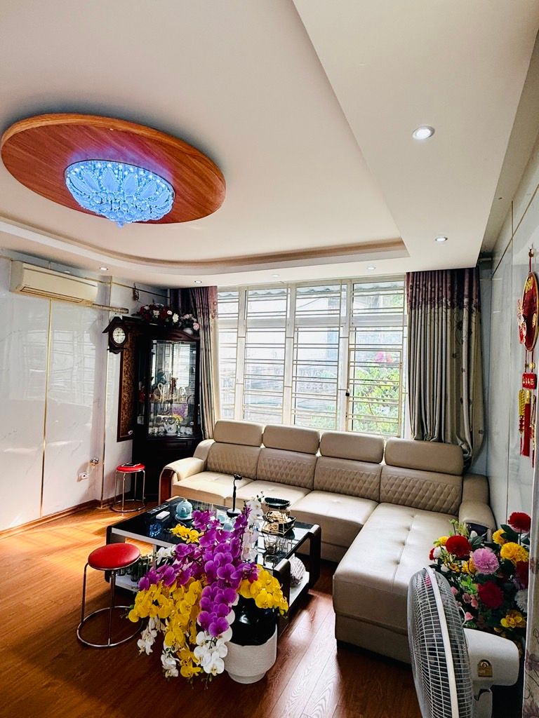 Bán nhà Quỳnh Mai - diện tích 42m2 5 tầng - lô góc, kinh doanh - giá 17,5 tỷ