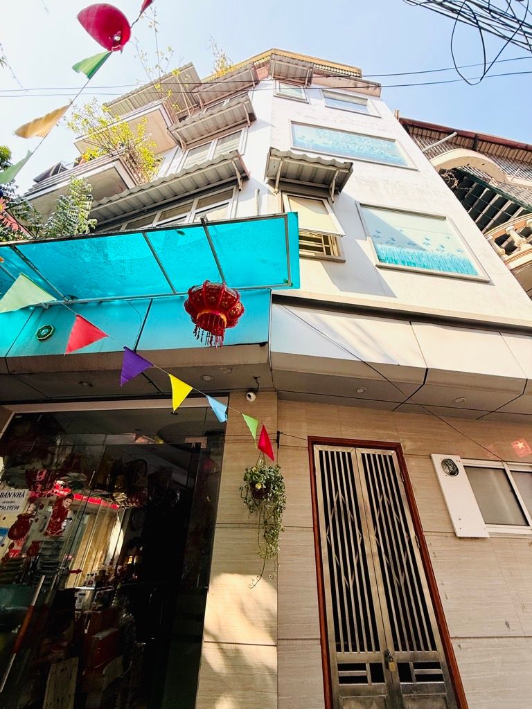 Bán nhà Quỳnh Mai - diện tích 42m2 5 tầng - lô góc, kinh doanh - giá 17,5 tỷ