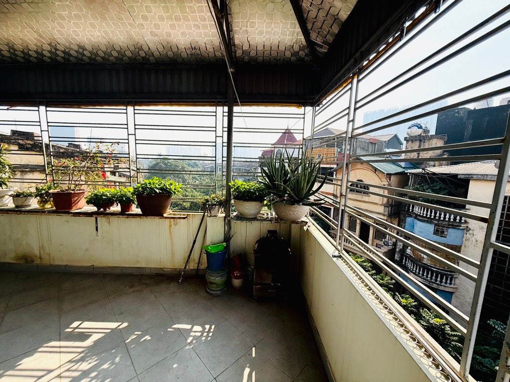 Bán nhà Quỳnh Mai - diện tích 42m2 5 tầng - lô góc, kinh doanh - giá 17,5 tỷ