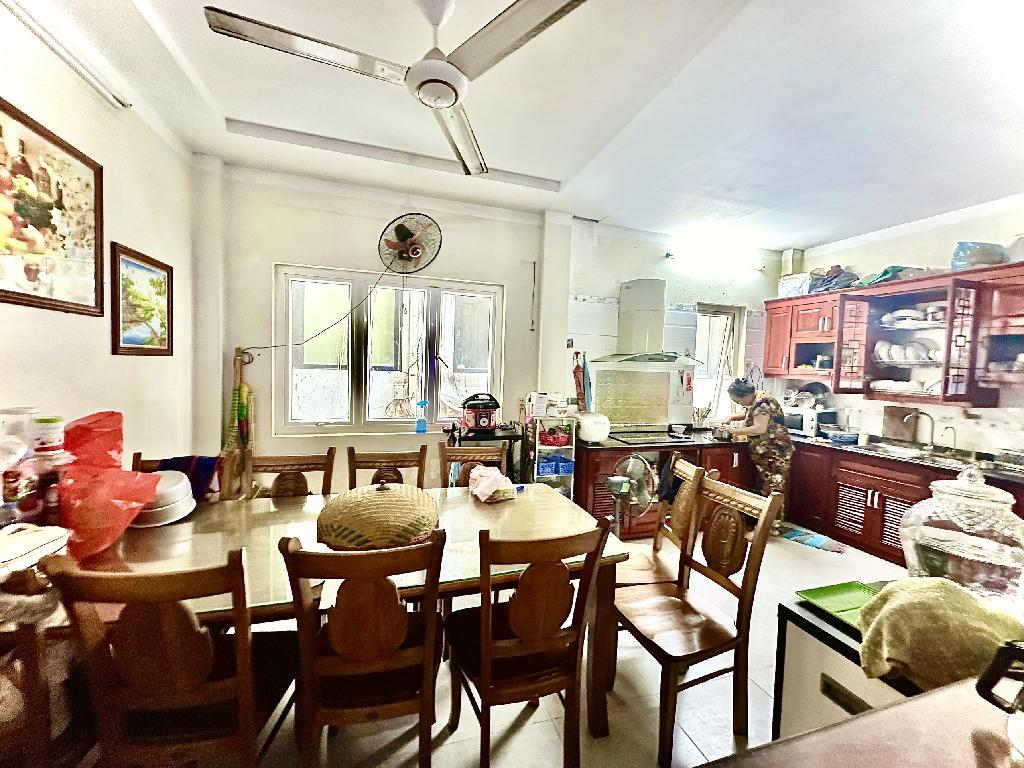 Bán nhà Nguyên Hồng - diện tích 77m2 4 tầng - Ngõ to như phố, sát phố - giá 25 tỷ