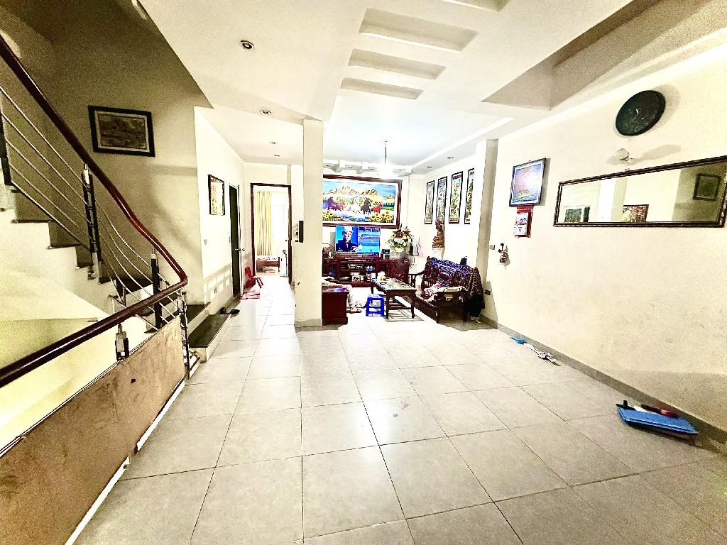 Bán nhà Nguyên Hồng - diện tích 77m2 4 tầng - Ngõ to như phố, sát phố - giá 25 tỷ