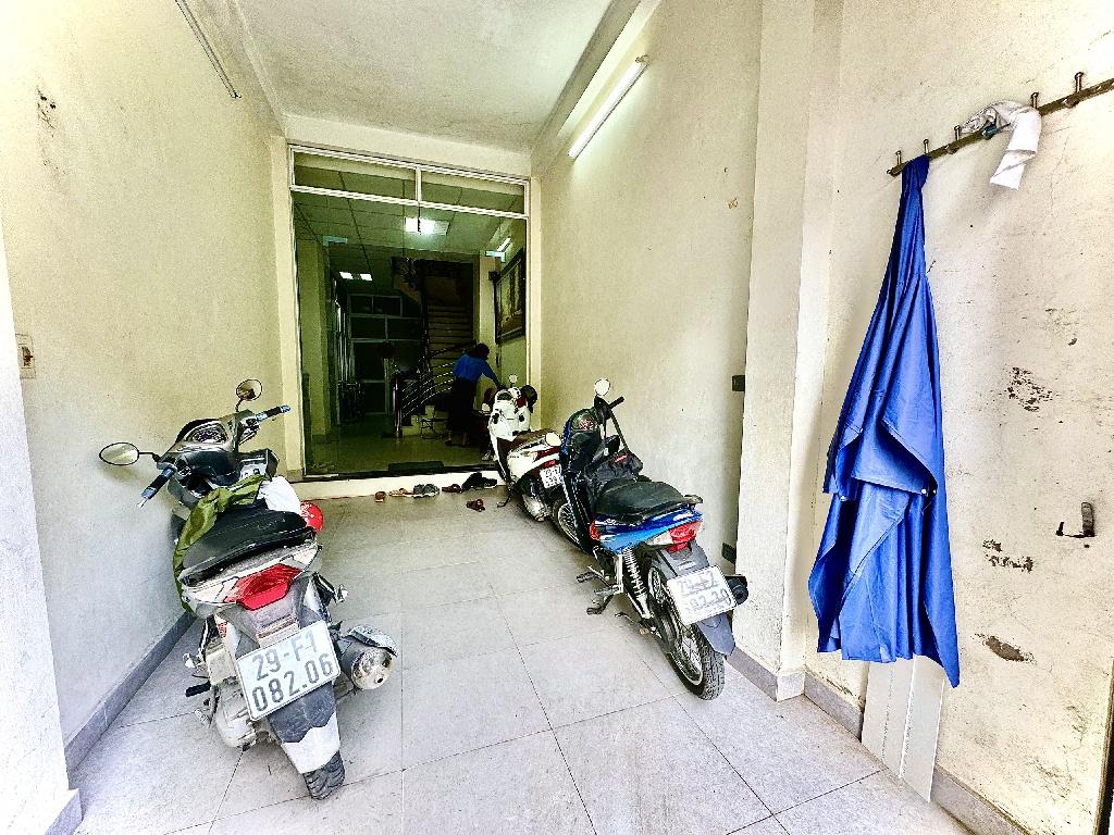 Bán nhà Nguyên Hồng - diện tích 77m2 4 tầng - Ngõ to như phố, sát phố - giá 25 tỷ