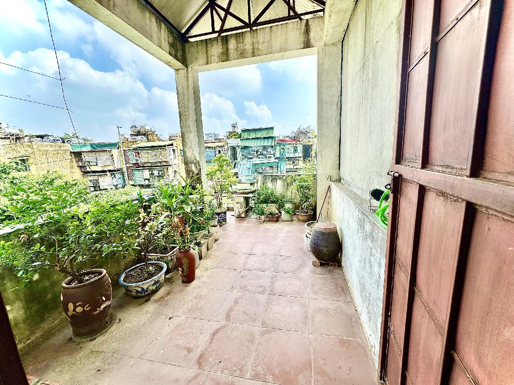 Bán nhà Nguyên Hồng - diện tích 77m2 4 tầng - Ngõ to như phố, sát phố - giá 25 tỷ