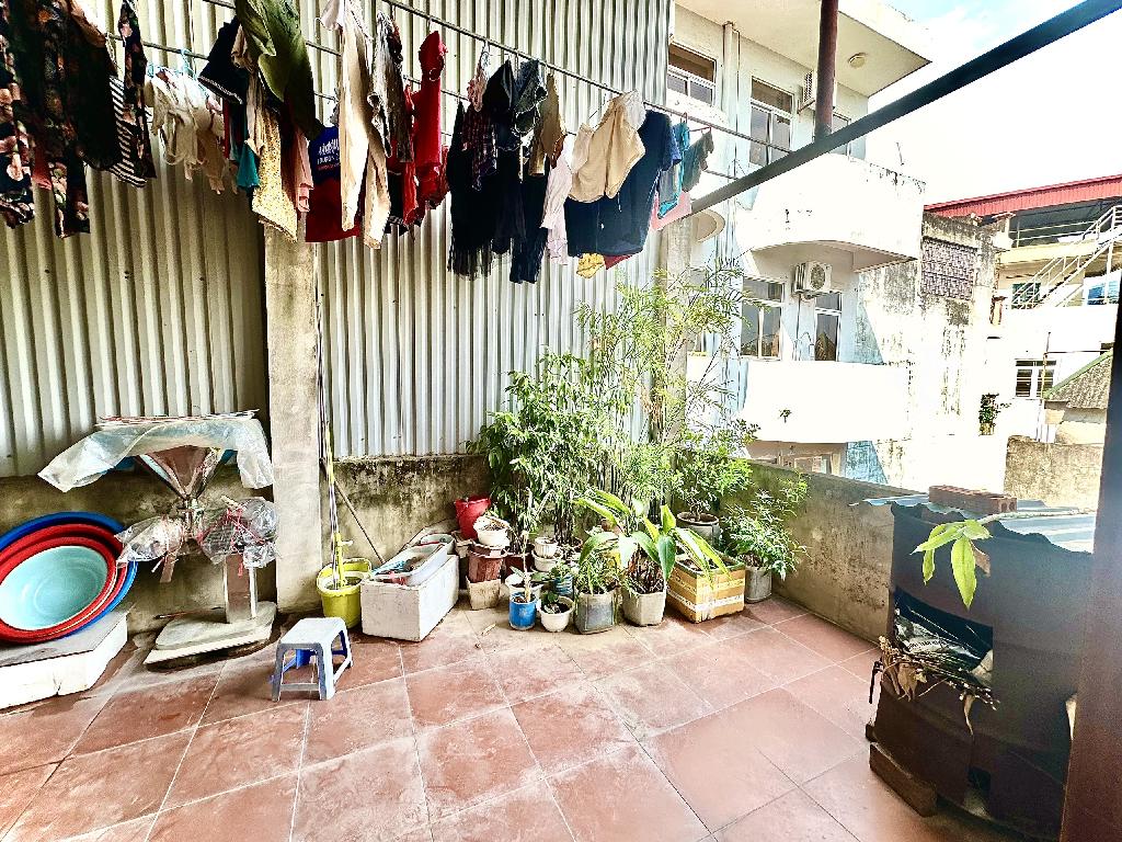 Bán nhà Nguyên Hồng - diện tích 77m2 4 tầng - Ngõ to như phố, sát phố - giá 25 tỷ