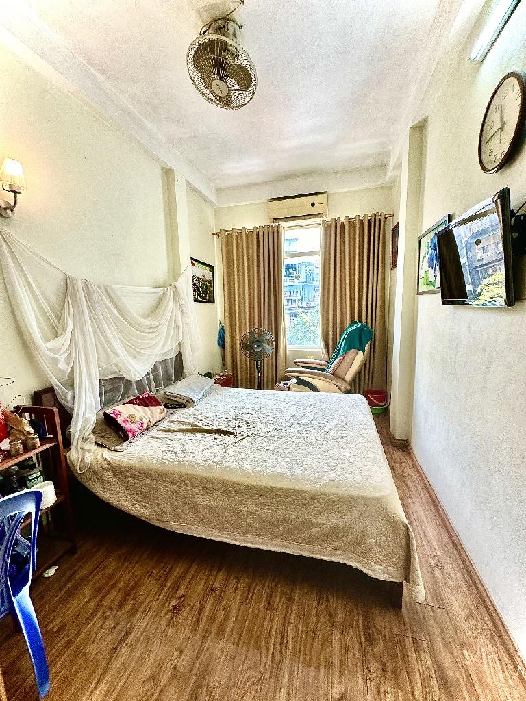 Bán nhà Nguyên Hồng - diện tích 77m2 4 tầng - Ngõ to như phố, sát phố - giá 25 tỷ