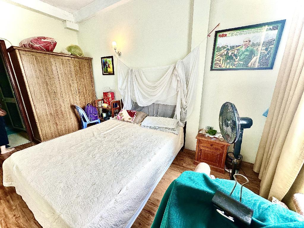 Bán nhà Nguyên Hồng - diện tích 77m2 4 tầng - Ngõ to như phố, sát phố - giá 25 tỷ