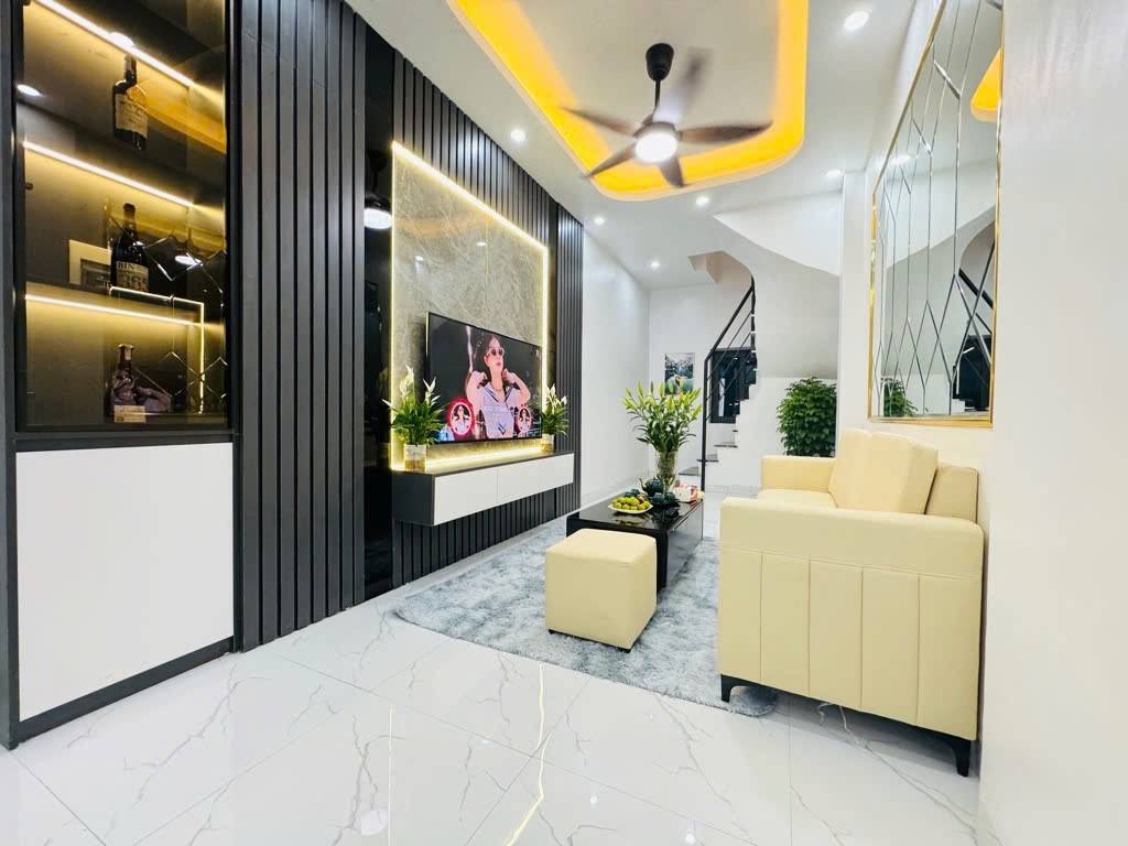 Bán nhà Hoàng Mai - diện tích 27m2 4 tầng - Nhà mới đẹp, giao thông thuận tiện - giá 6,68 tỷ