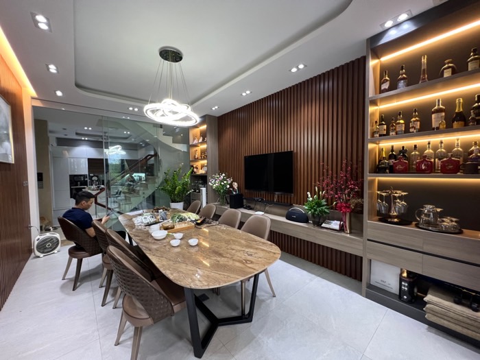 Bán nhà Thái Thịnh - diện tích 90m2 5 tầng - Mặt phố lô góc 2 mặt tiền - giá 38,5 tỷ