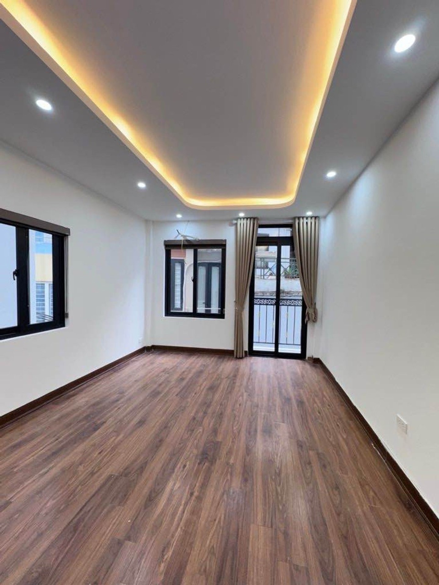 Bán nhà Định Công Thượng - diện tích 29m2 5 tầng - Lô góc hai thoáng - giá 7,99 tỷ