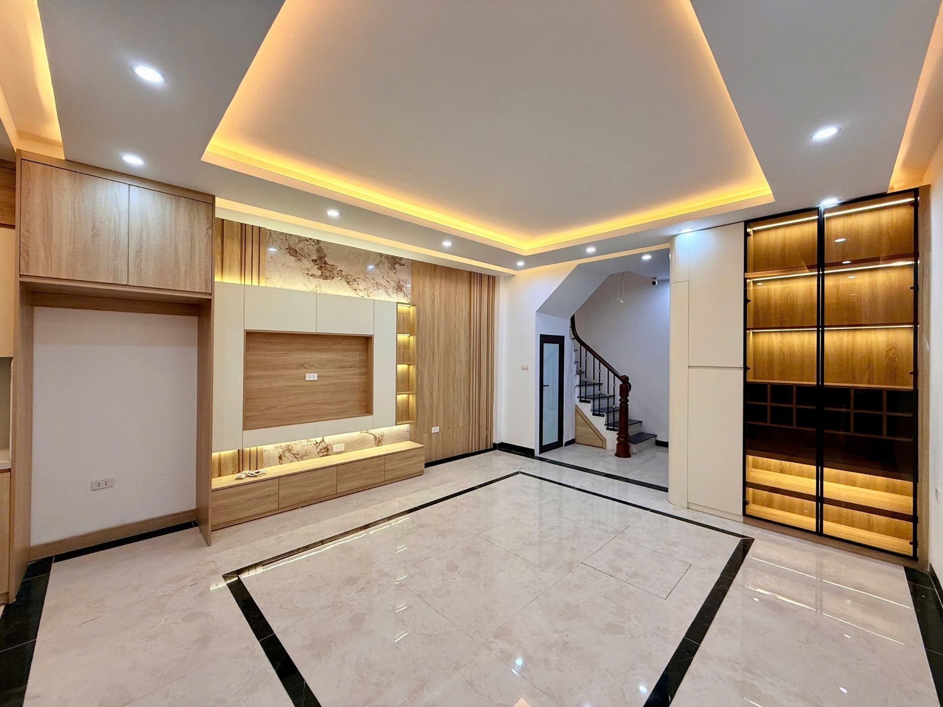 Bán nhà Trương Định - diện tích 55m2 6 tầng - Ô TÔ QUA NHÀ - giá 10,8 tỷ