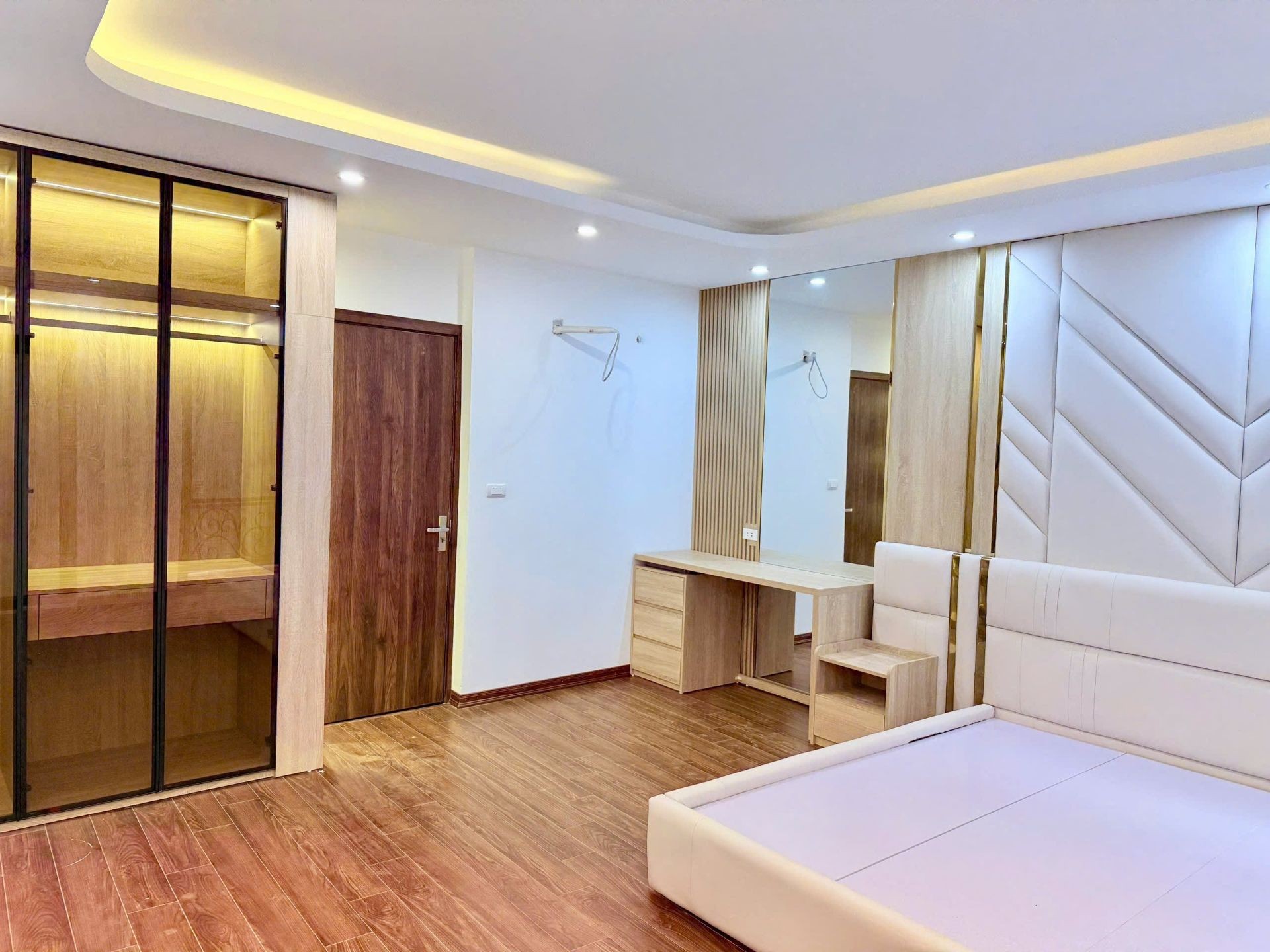 Bán nhà Trương Định - diện tích 55m2 6 tầng - Ô TÔ QUA NHÀ - giá 10,8 tỷ