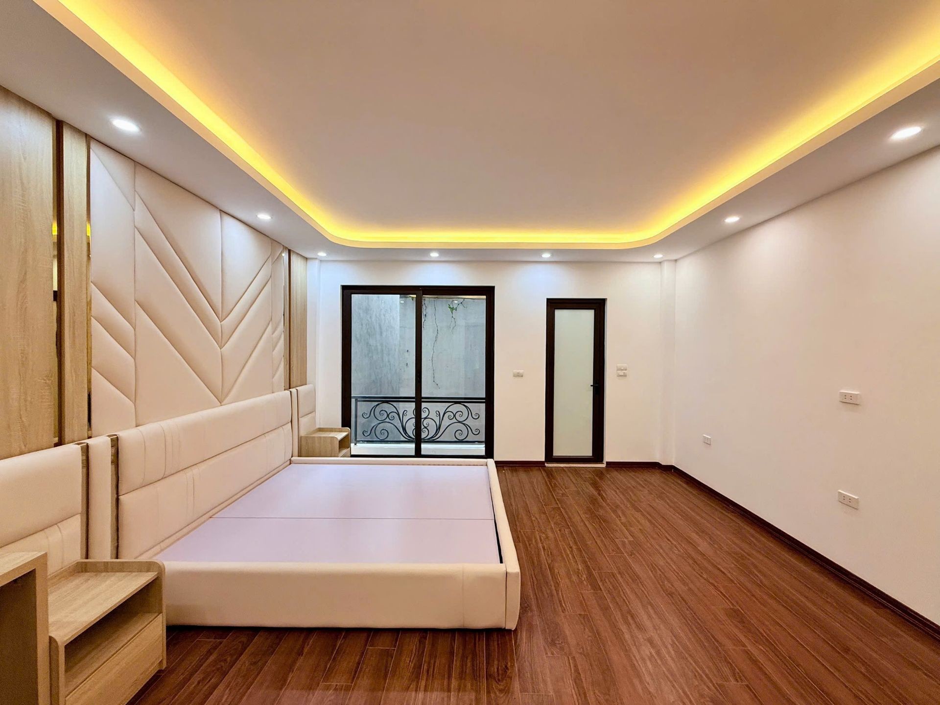 Bán nhà Trương Định - diện tích 55m2 6 tầng - Ô TÔ QUA NHÀ - giá 10,8 tỷ