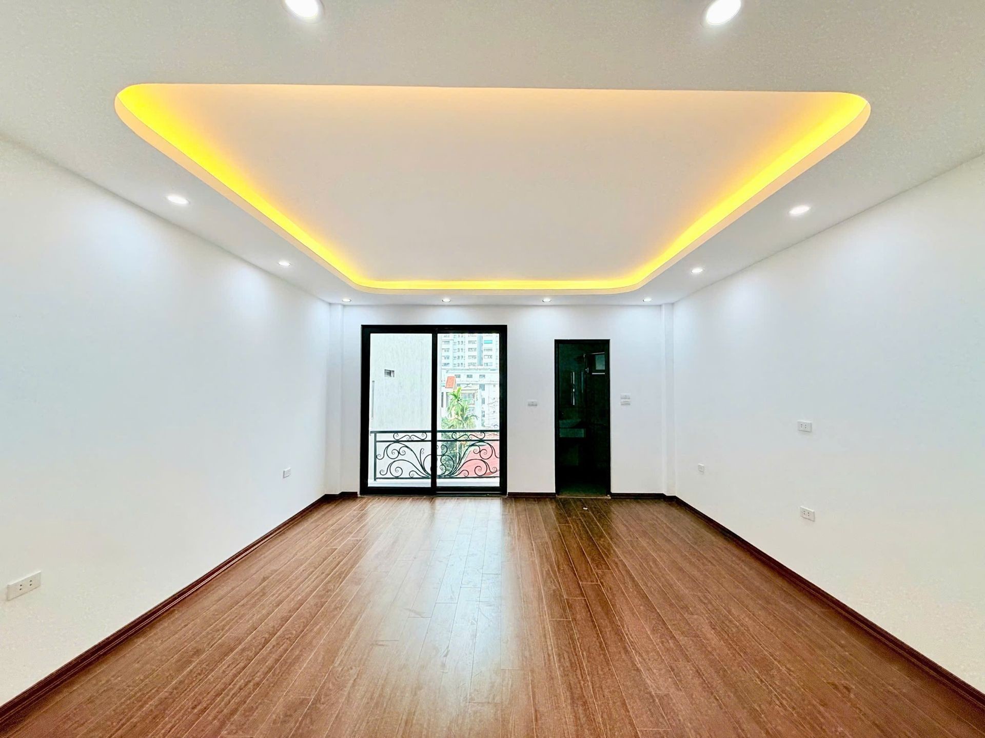 Bán nhà Trương Định - diện tích 55m2 6 tầng - Ô TÔ QUA NHÀ - giá 10,8 tỷ