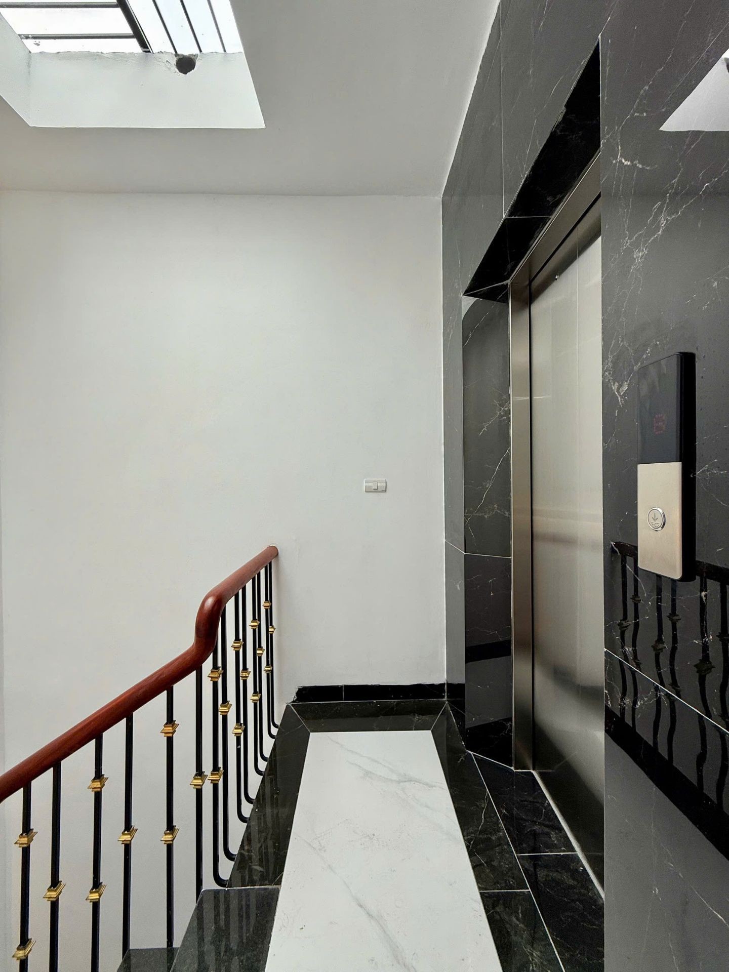 Bán nhà Trương Định - diện tích 55m2 6 tầng - Ô TÔ QUA NHÀ - giá 10,8 tỷ
