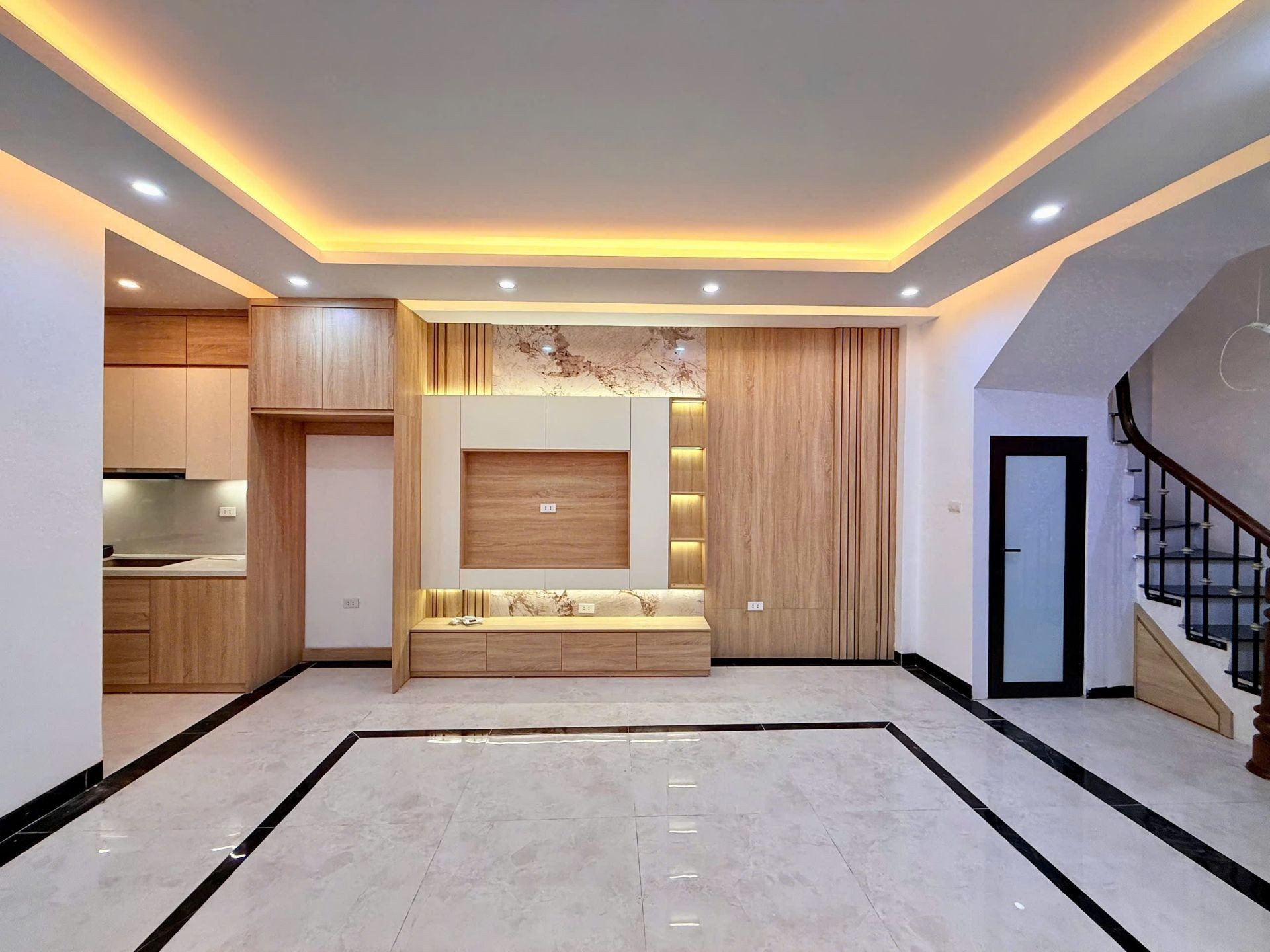 Bán nhà Trương Định - diện tích 55m2 6 tầng - Ô TÔ QUA NHÀ - giá 10,8 tỷ