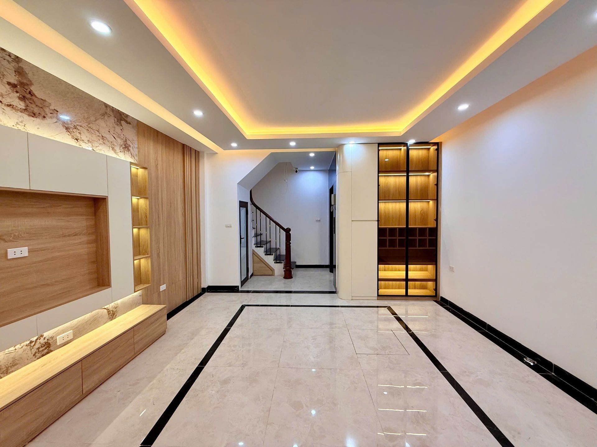 Bán nhà Trương Định - diện tích 55m2 6 tầng - Ô TÔ QUA NHÀ - giá 10,8 tỷ