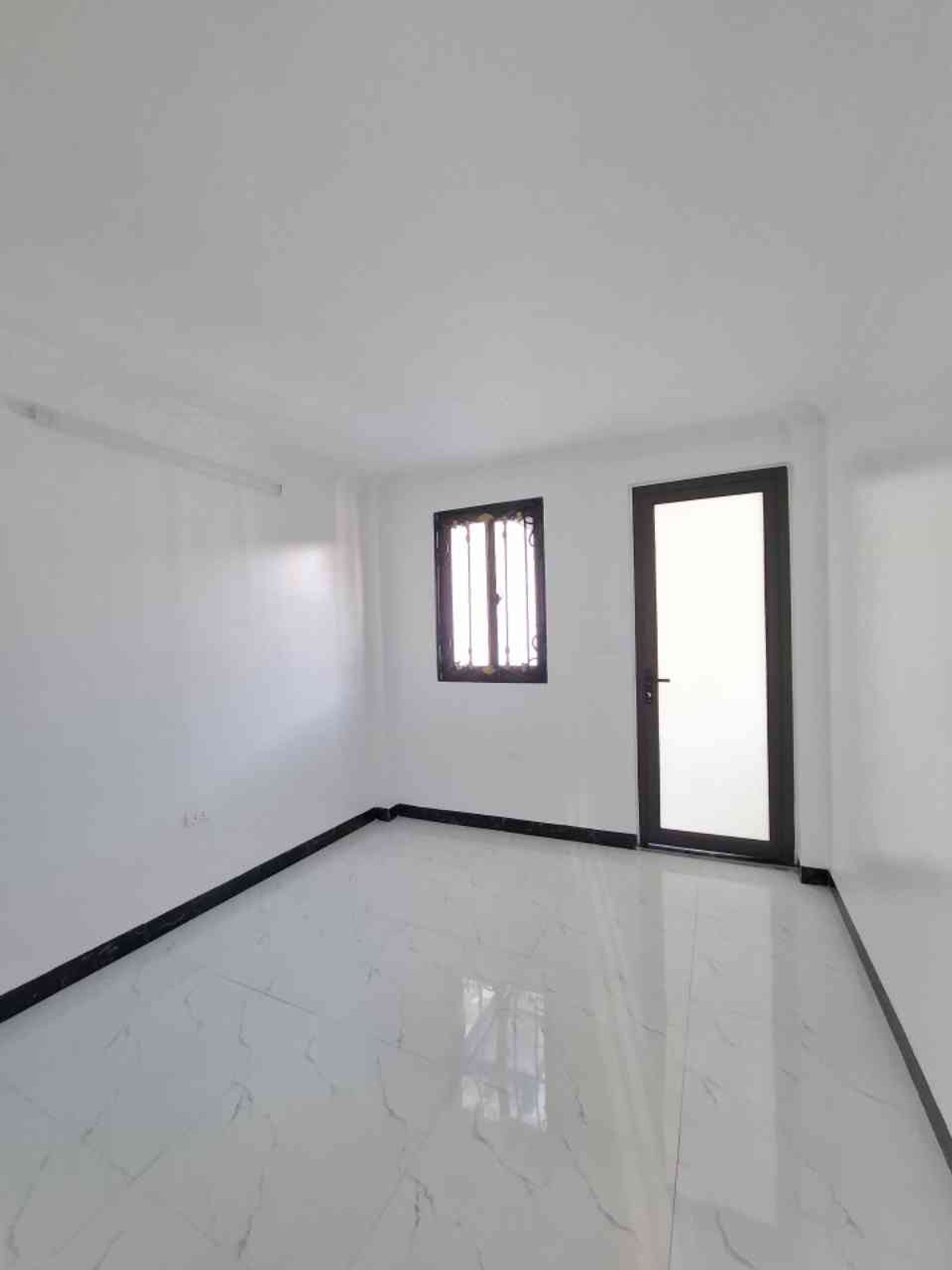 Bán nhà Thanh Lân - diện tích 30m2 5 tầng - Nhà mới kính kong, gần ô tô tránh - giá 8,6 tỷ