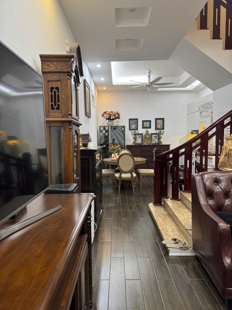 Bán nhà Kim Mã - diện tích 134m2 4 tầng - Mảnh đất đẹp cách mặt phố 10m - giá 40 tỷ