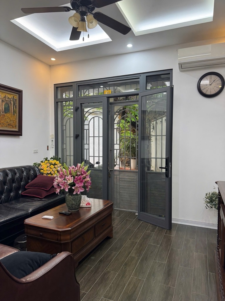 Bán nhà Kim Mã - diện tích 134m2 4 tầng - Mảnh đất đẹp cách mặt phố 10m - giá 40 tỷ