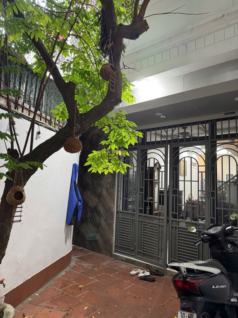 Bán nhà Kim Mã - diện tích 134m2 4 tầng - Mảnh đất đẹp cách mặt phố 10m - giá 40 tỷ