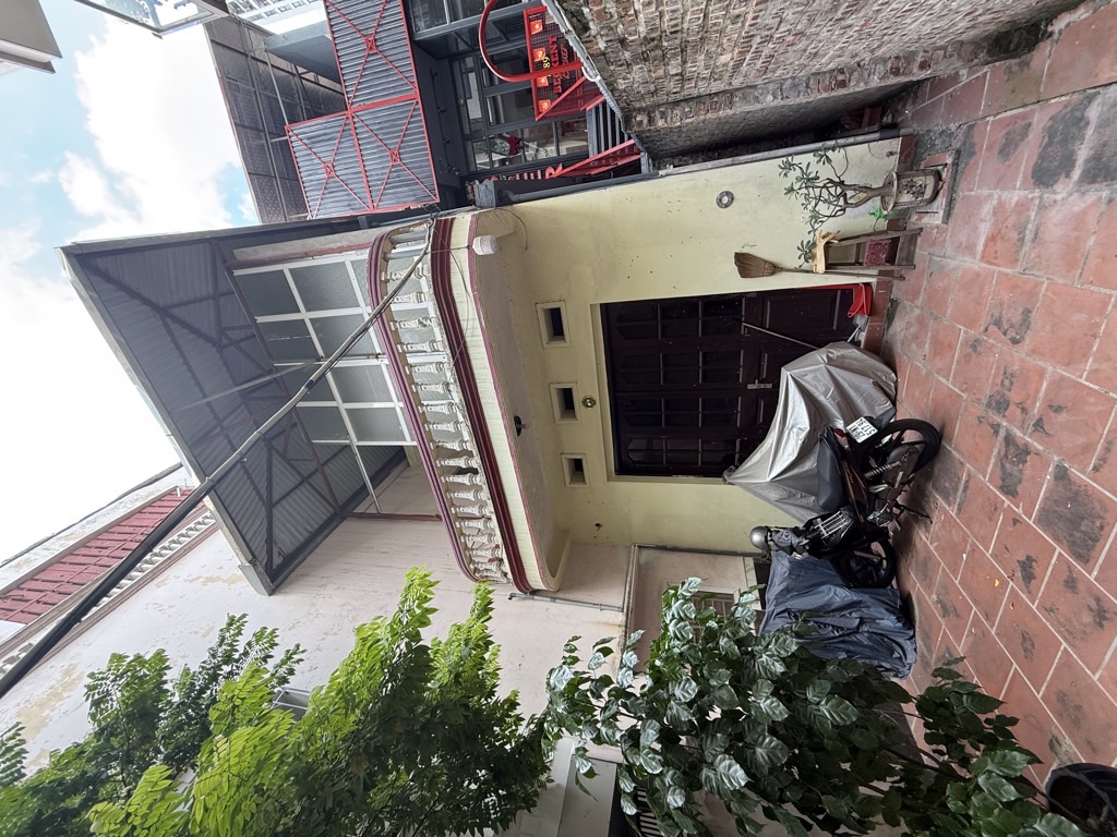 Bán nhà Kim Mã - diện tích 134m2 4 tầng - Mảnh đất đẹp cách mặt phố 10m - giá 40 tỷ