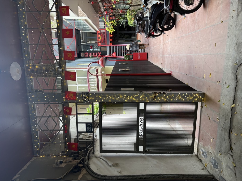 Bán nhà Kim Mã - diện tích 134m2 4 tầng - Mảnh đất đẹp cách mặt phố 10m - giá 40 tỷ