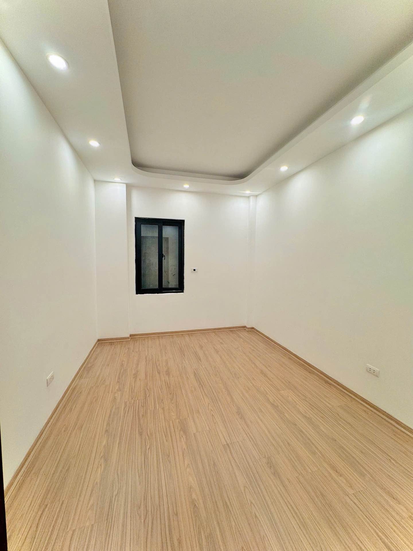 Bán nhà Bạch Đằng - diện tích 34m2 5 tầng - ô tô dừng đỗ - giá 9,5 tỷ