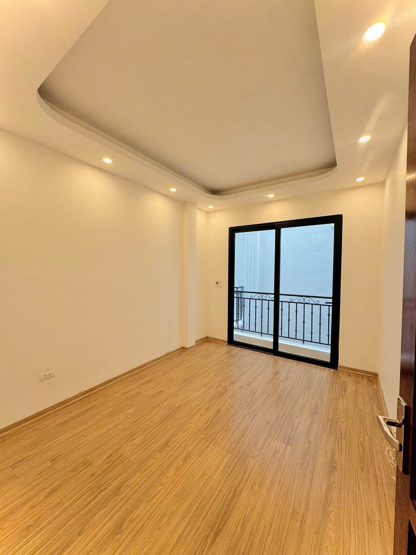 Bán nhà Bạch Đằng - diện tích 34m2 5 tầng - ô tô dừng đỗ - giá 9,5 tỷ