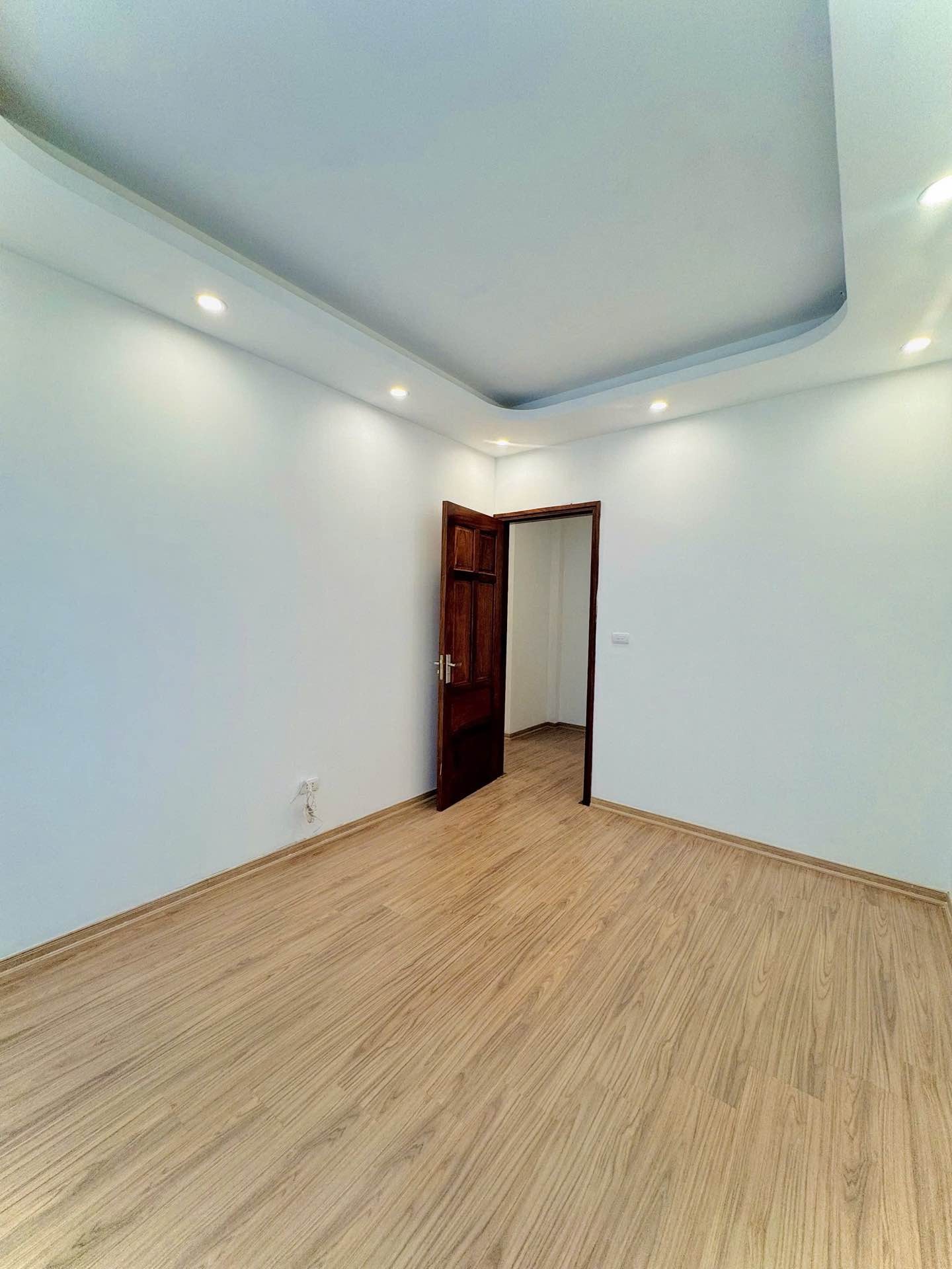 Bán nhà Bạch Đằng - diện tích 34m2 5 tầng - ô tô dừng đỗ - giá 9,5 tỷ