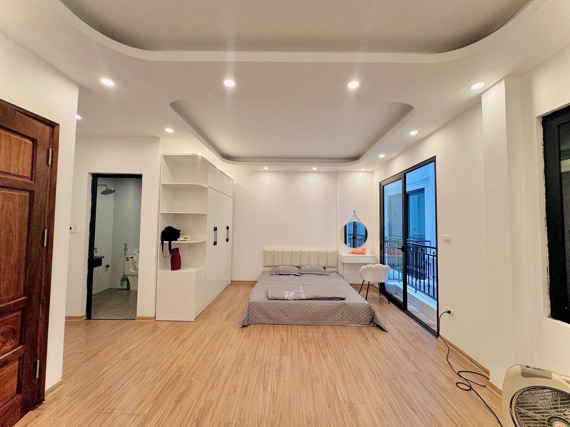 Bán nhà Bạch Đằng - diện tích 34m2 5 tầng - ô tô dừng đỗ - giá 9,5 tỷ