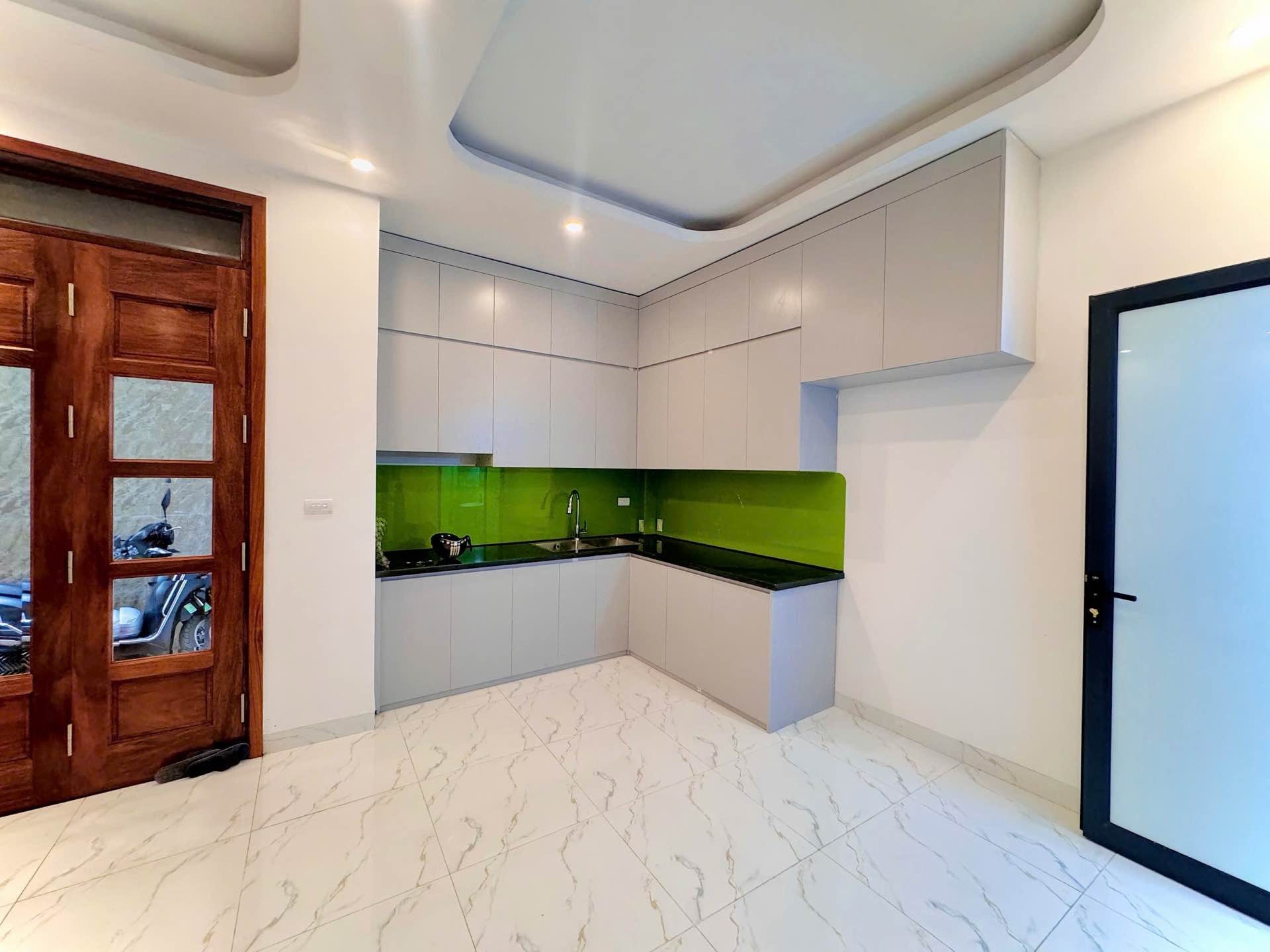 Bán nhà Bạch Đằng - diện tích 34m2 5 tầng - ô tô dừng đỗ - giá 9,5 tỷ