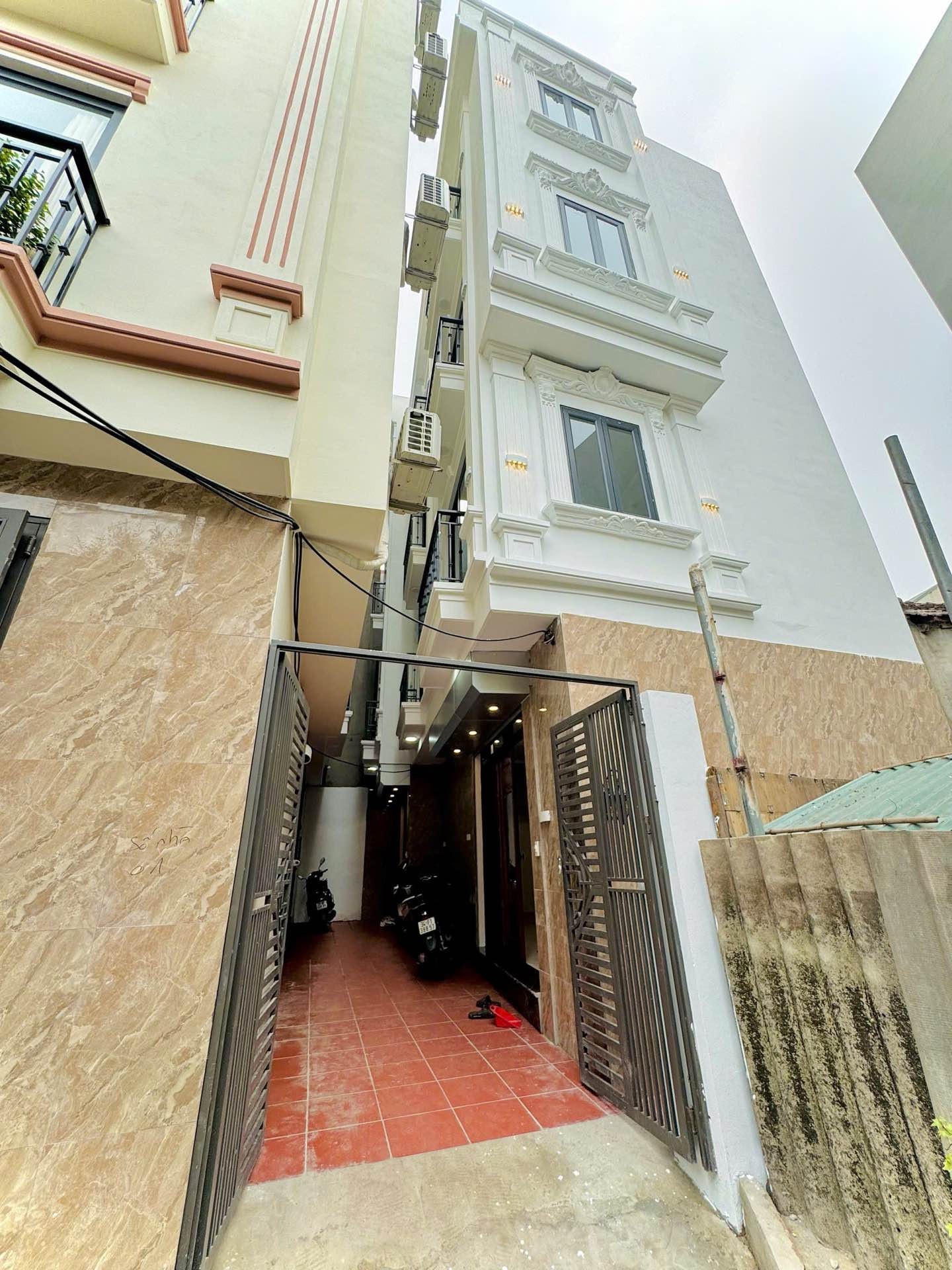 Bán nhà Bạch Đằng - diện tích 34m2 5 tầng - ô tô dừng đỗ - giá 9,5 tỷ