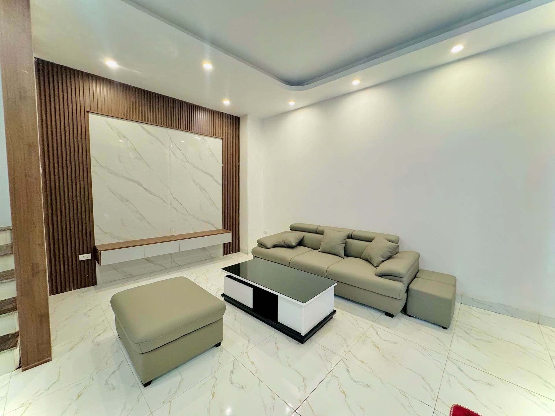 Bán nhà Bạch Đằng - diện tích 34m2 5 tầng - ô tô dừng đỗ - giá 9,5 tỷ