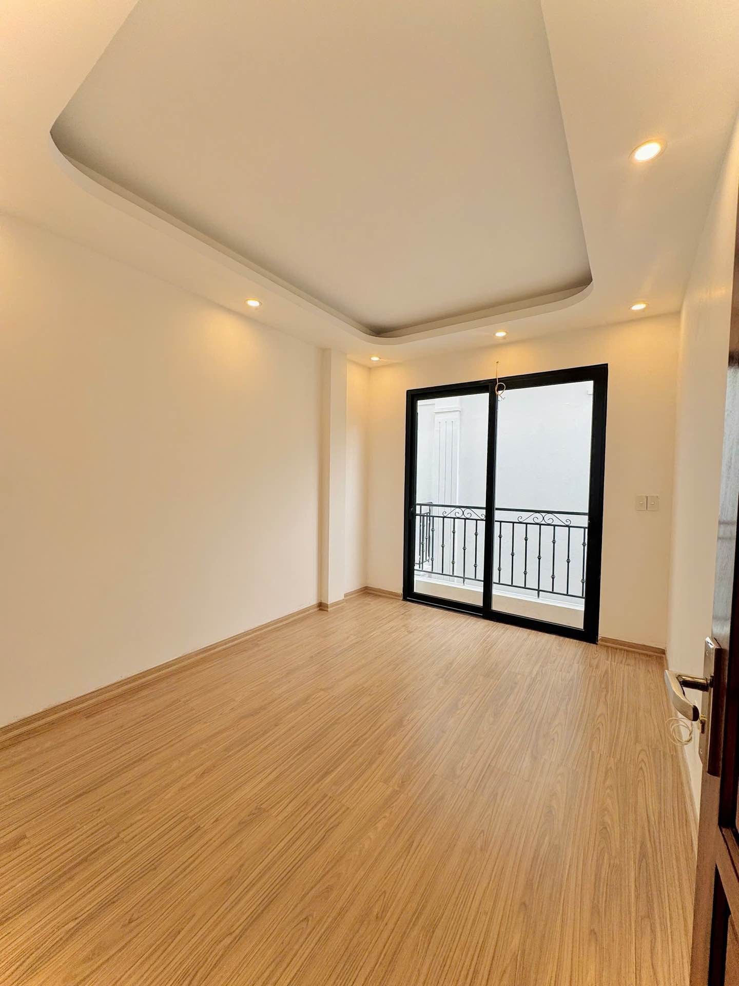 Bán nhà Bạch Đằng - diện tích 34m2 5 tầng - ô tô dừng đỗ - giá 9,5 tỷ
