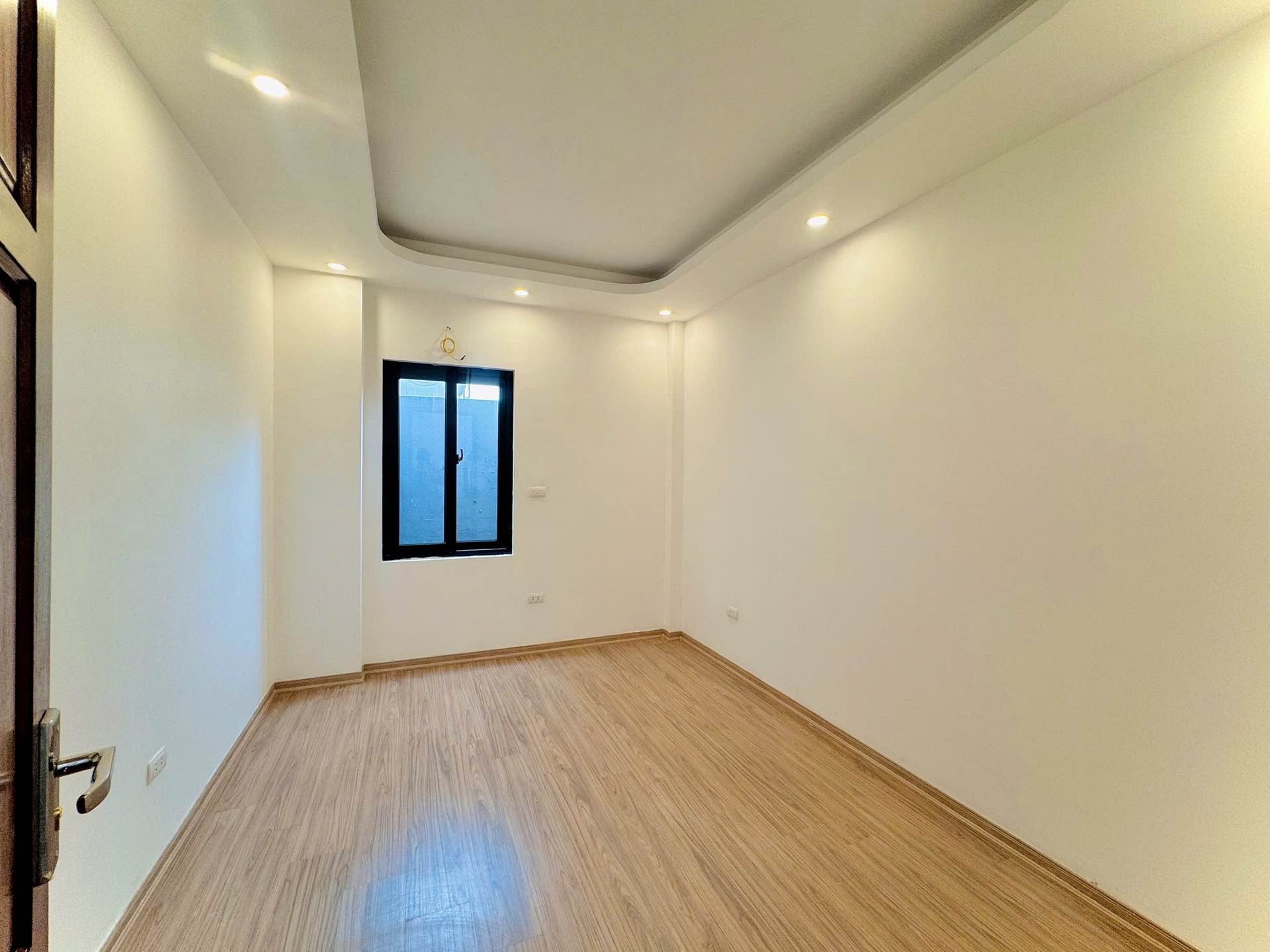 Bán nhà Bạch Đằng - diện tích 34m2 5 tầng - ô tô dừng đỗ - giá 9,5 tỷ