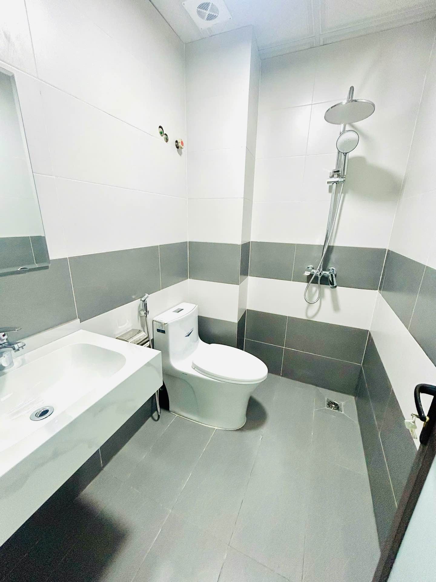 Bán nhà Trương Định - diện tích 28m2 5 tầng - Nhà đẹp hiếm có - giá 7,55 tỷ