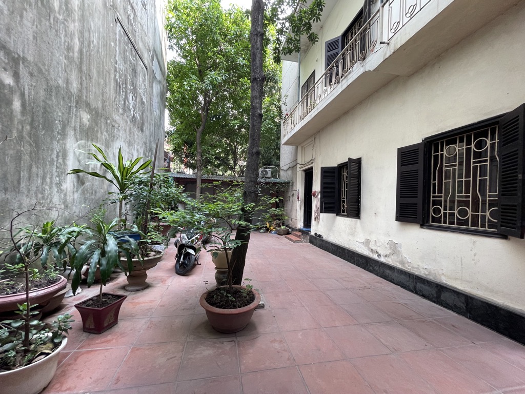 Bán nhà Láng Hạ - diện tích 217m2 2 tầng - Ô TÔ VÀO NHÀ - giá 32 tỷ