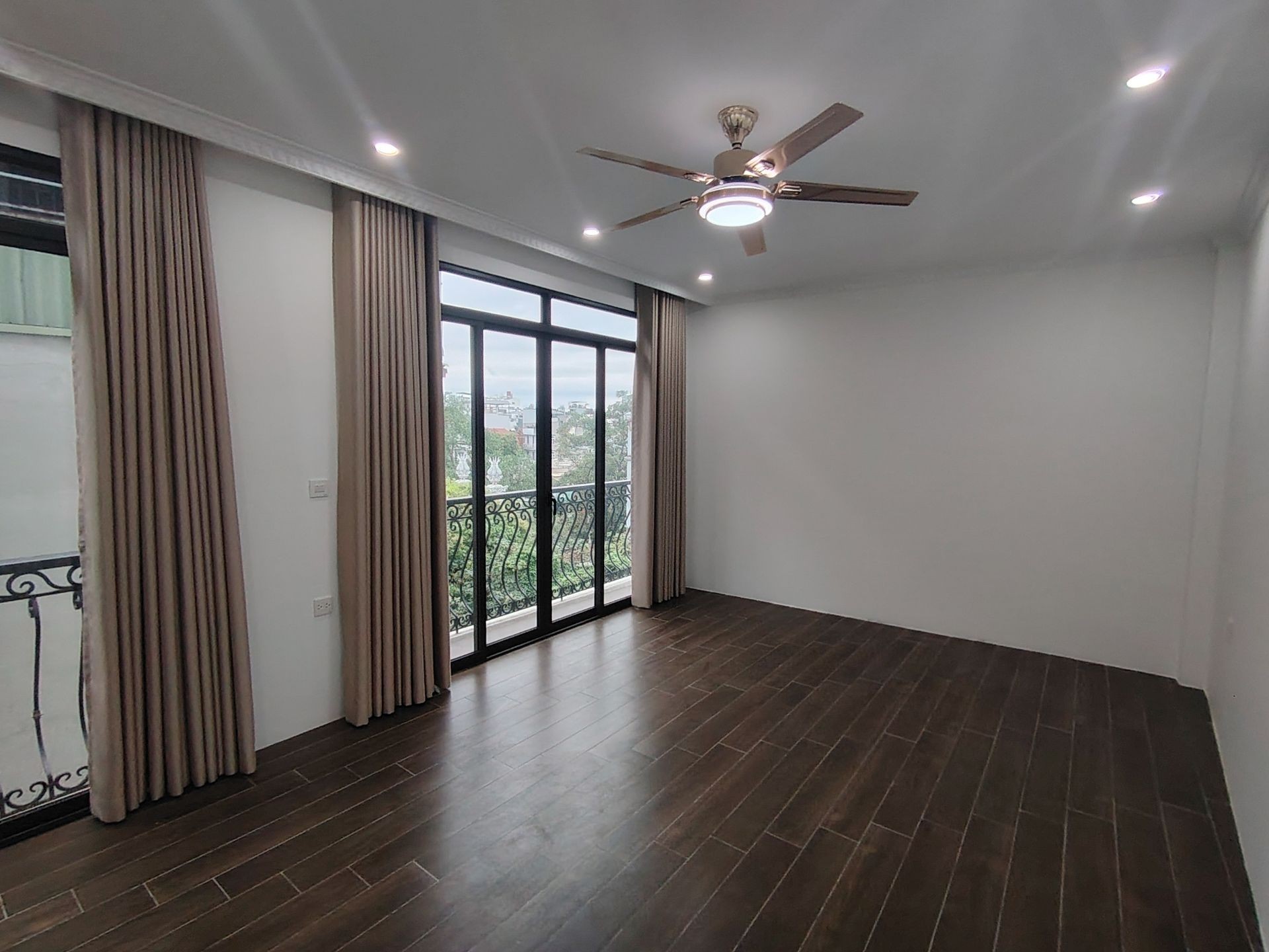 Bán nhà Thanh Lân - diện tích 43m2 5 tầng - thang máy, ô tô gửi cạnh nhà - giá 10,9 tỷ