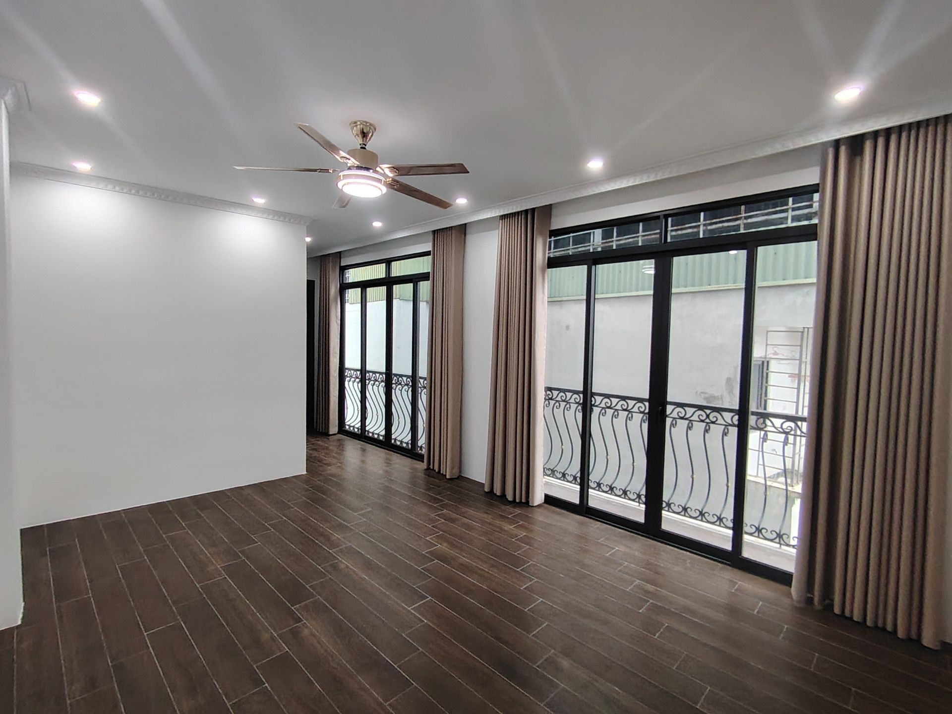 Bán nhà Thanh Lân - diện tích 43m2 5 tầng - thang máy, ô tô gửi cạnh nhà - giá 10,9 tỷ