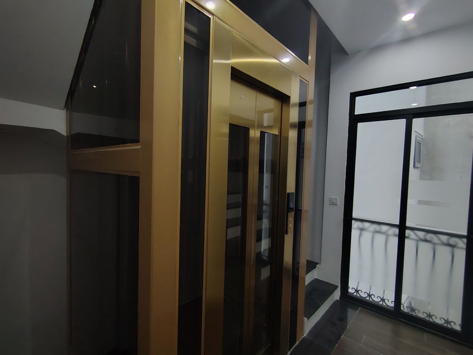 Bán nhà Thanh Lân - diện tích 43m2 5 tầng - thang máy, ô tô gửi cạnh nhà - giá 10,9 tỷ