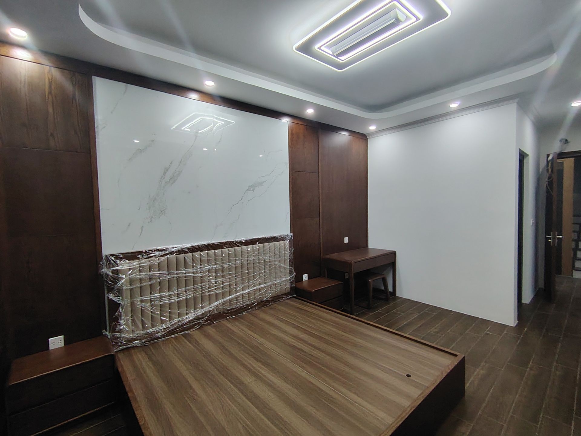 Bán nhà Thanh Lân - diện tích 43m2 5 tầng - thang máy, ô tô gửi cạnh nhà - giá 10,9 tỷ