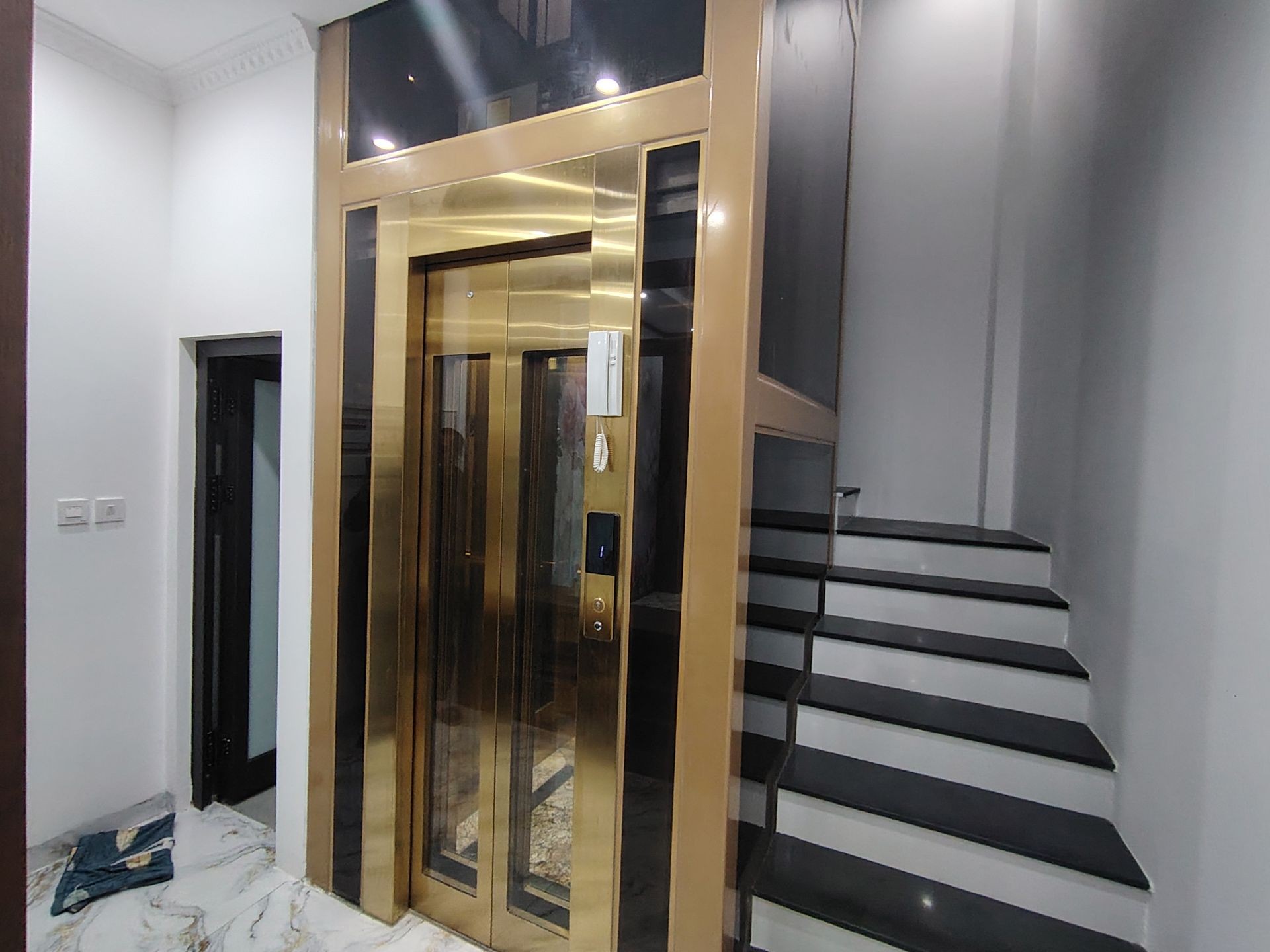 Bán nhà Thanh Lân - diện tích 43m2 5 tầng - thang máy, ô tô gửi cạnh nhà - giá 10,9 tỷ