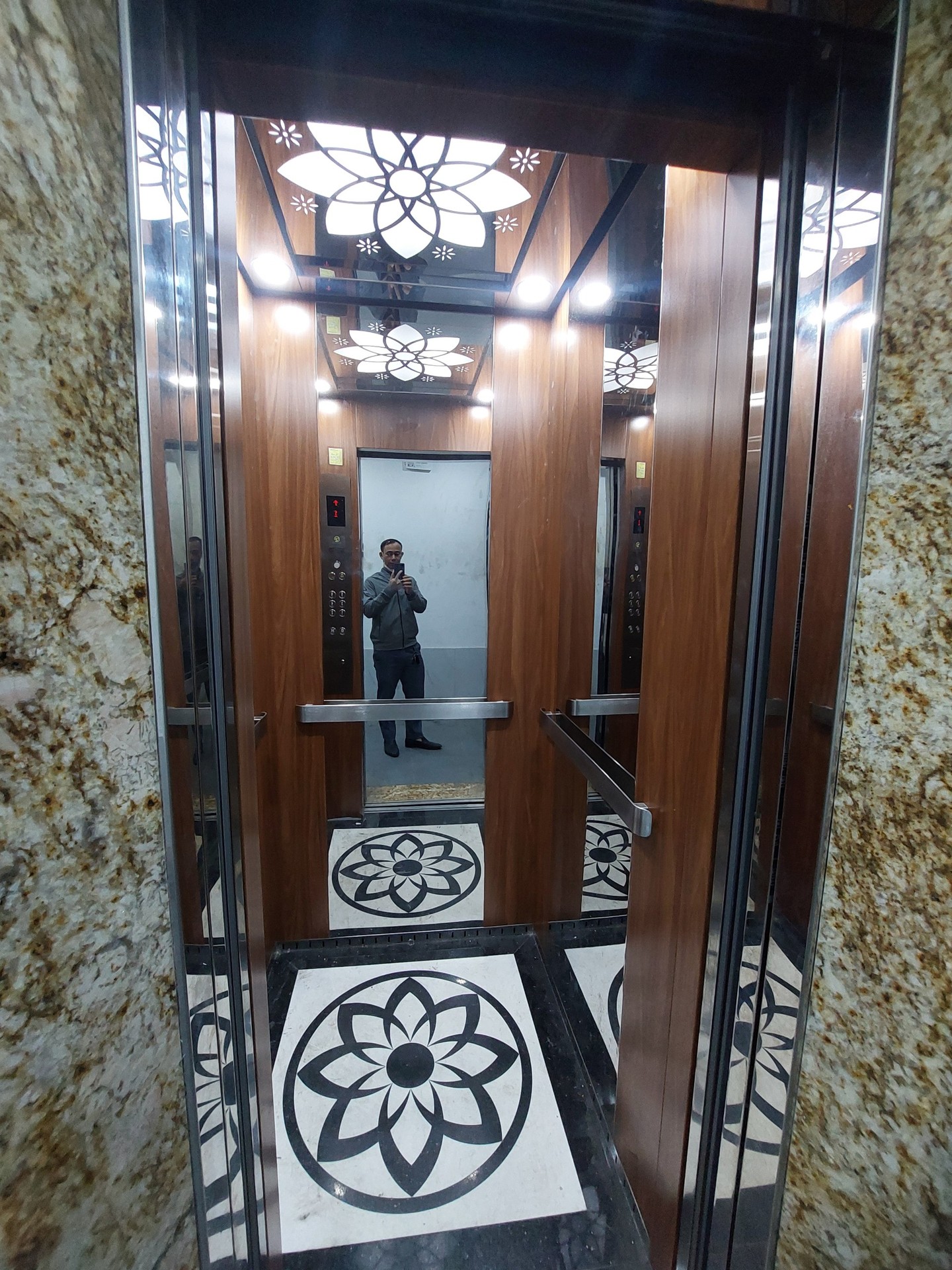 Bán nhà Giải Phóng - diện tích 46m2 6 tầng - Ô tô đỗ cửa - giá 15,3 tỷ