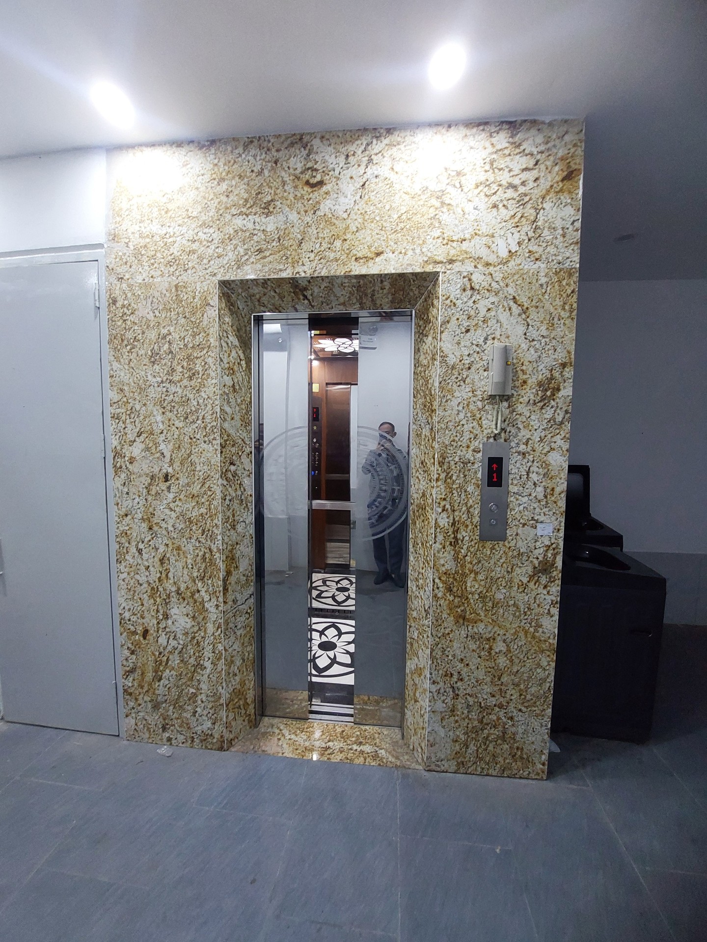Bán nhà Giải Phóng - diện tích 46m2 6 tầng - Ô tô đỗ cửa - giá 15,3 tỷ