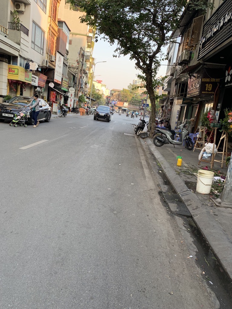 Bán nhà Nguyễn Khuyến - diện tích 186m2 2 tầng - ô tô tránh - giá 61 tỷ