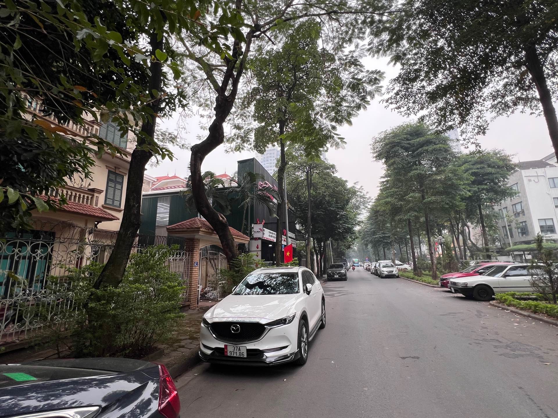 Bán nhà Bán Đảo Linh Đàm - diện tích 508m2 4 tầng - Chỉ có 1 mặt tiền - giá 200 tỷ